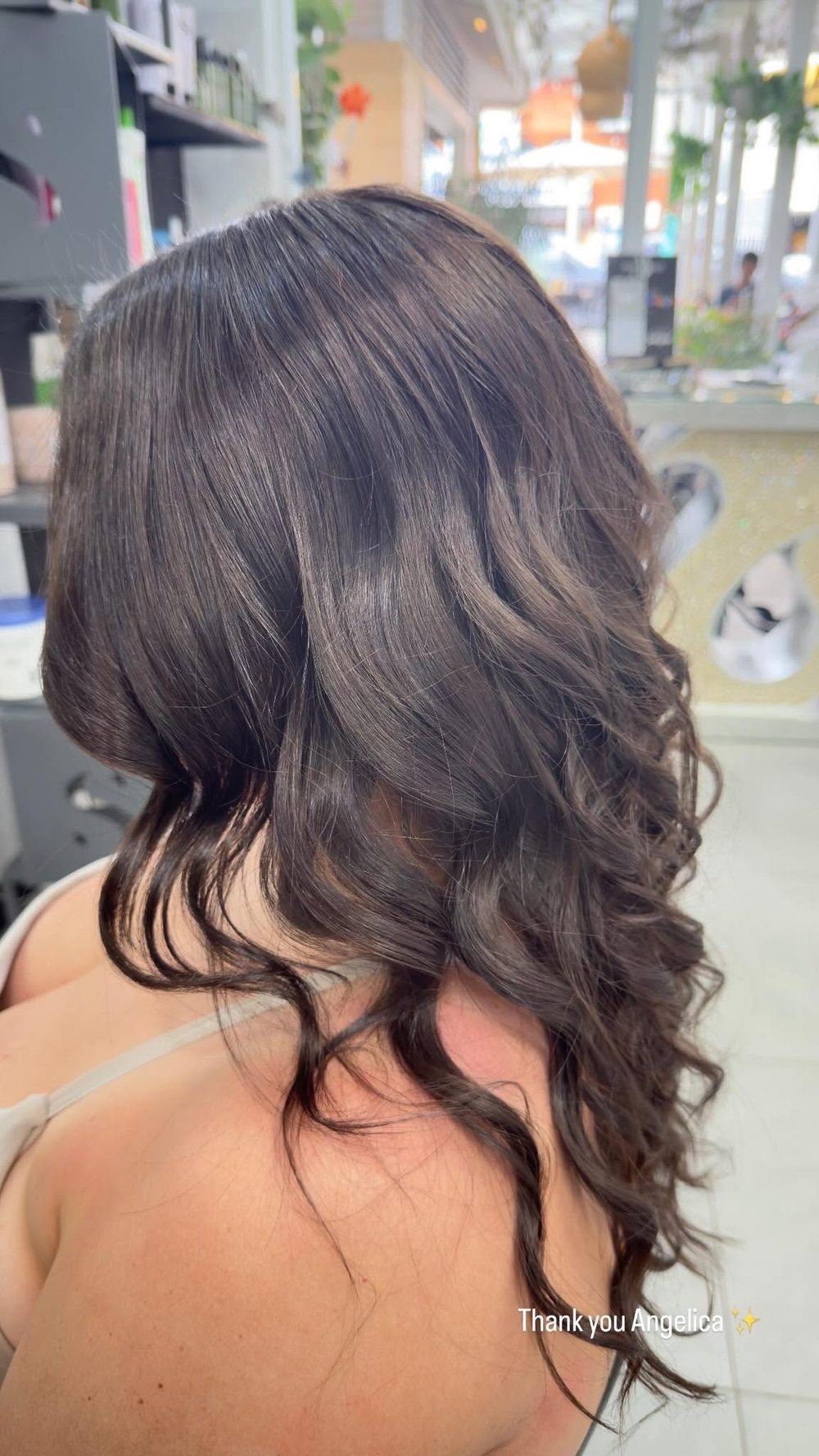 Ondas en cabello castaño